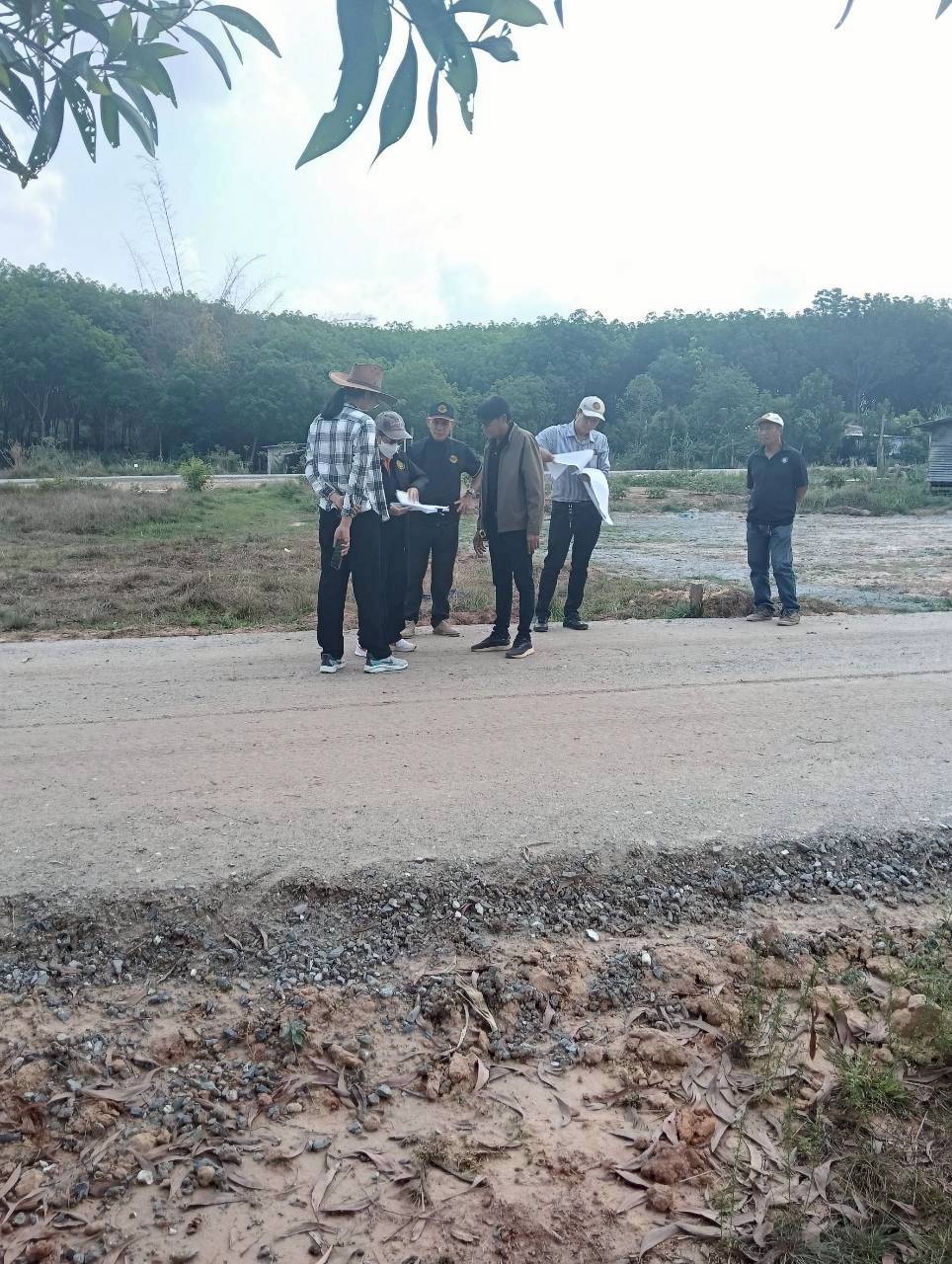 title - วันที่ 17 มีนาคม 2569 นายวิทูล ประดิษฐบุญ ปฏิรูปที่ดินจังหวัดปราจีนบุรี  มอบหมายให้ นายเชวงศักดิ์ อะปะมาตร ผู้อำนวยการกลุ่มงานช่างและแผนที่  นางรักษ์หทัยรัตน์ เมทนีกรชัย หัวหน้าฝ่ายบริหาร และเจ้าหน้าที่ ส.ป.ก.ปราจีนบุรี ลงพื้นที่ตรวจรับงานก่อสร้างถนนสายซอยในแปลงเกษตรกรรม ในเขตปฏิรูปที่ดิน ให้แก่เกษตรกรผู้ไร้ที่ดินทำกิน